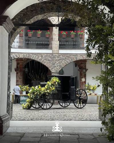 Patio de Hacienda del Coecillo con carruaje y flores